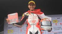 Pebalap Astra Honda Racing Team, Irfan Ardiansyah, berhasil naik podium setelah finis ketiga pada balapan kedua kelas SS600 pada seri pembuka ARRC 2017 di Sirkuit Johor, Malaysia, Minggu (2/4/2017). (Bola.com/Instagram/astrahondaracingteam)