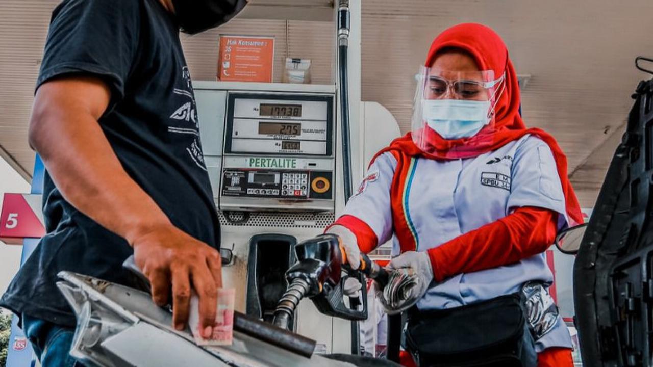 Ilustrasi pemotor mengisi bahan bakar di SPBU (Pertamina)