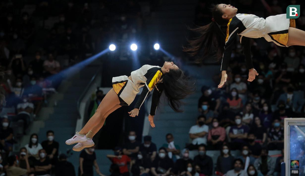 Penampilan para penari cheerleader saat laga final FIBA Asia Cup 2022 antara Timnas Basket Lebanon melawan Timnas Basket Australia di Istora Senayan, Jakarta, Minggu (24/07/2022). (Bola.com/Bagaskara Lazuardi)