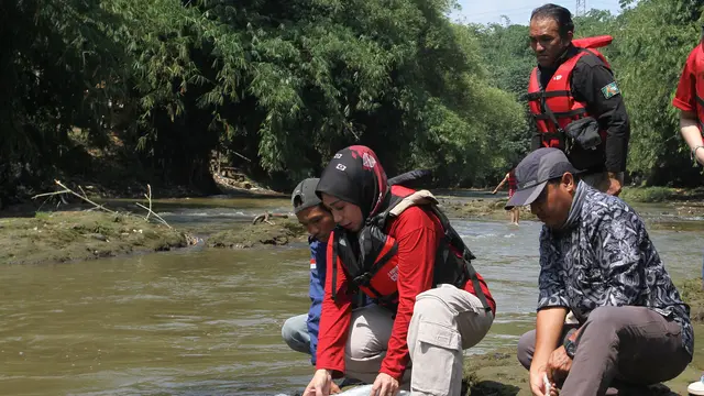 Komunitas Ciliwung Depok (KCD), relawan, dan masyarakat setempat melakukan kegiatan bersih-bersih Sungai Ciliwung di Depok, Jawa Barat (Jabar).