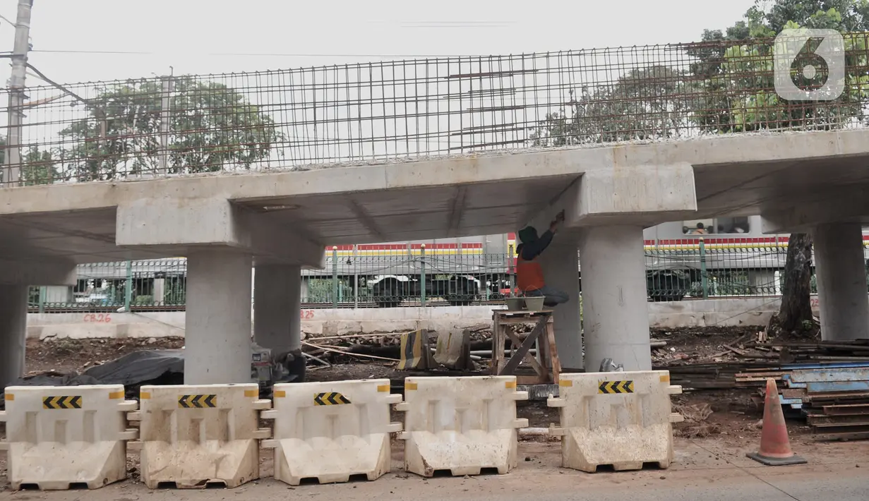 Pekerja menyelesaikan pembangunan Flyover Lenteng Agung, Jakarta, Rabu (26/2/2020). Proyek jalan layang putar arah tersebut diharapkan mampu mengurai kemacetan akibat perlintasan sebidang di kawasan tersebut. (merdeka.com/Iqbal Nugroho)