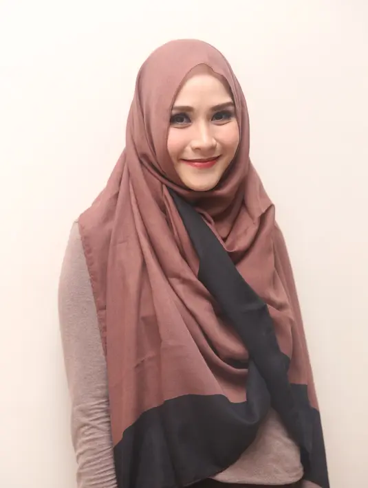 "Dulu kesel. Kalo aku nggak boleh jalan gimana mau dapat jodoh. Sekarang aku menikah baru terasa, untung ibu aku melarang aku pacaran dan jalan berdua sama laki. Kalo dulu kan nggak kepikiran karena kita masih remaja," jelasnya. (Andy Masela/Bintang.com)