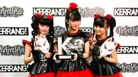 Trio grup vokal Babymetal menerima The Spirit of Independence Award dari majalah musik Kerrang!.