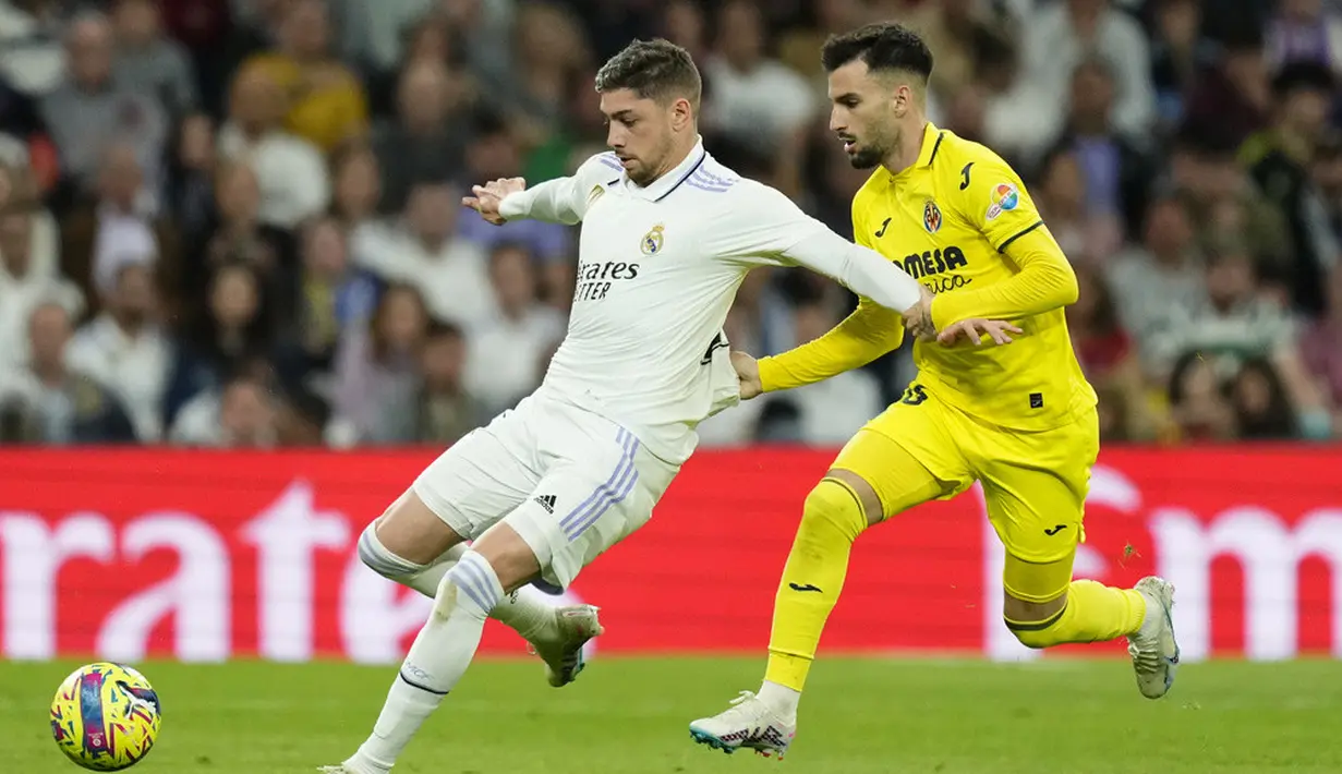 <p>Real Madrid rotasi pemain di pertandingan ini dengan tetap mempertahankan Vinicius dan Karim Benzema sebagai starter. Madrid ingin menjaga fisik pemain untuk duel Liga Champions melawan Chelsea pertengahan pekan ini. (AP Photo/Jose Breton)</p>