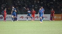 Selebrasi pemain Thailand U-22, Anan Yodsangwal (tengah) setelah mencetak gol pertama ke gawang Timnas Indonesia U-22 pada laga final cabor sepak bola SEA Games 2023 di National Olympic Stadium, Phnom Penh, Kamboja, Selasa (16/5/2023). (Bola.com/Abdul Aziz)