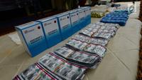 Barang bukti narkoba diperlihatkan saat rilis di Polres Jakarta Barat, Selasa (15/1). Polisi berhasil mengamankan barang bukti sebanyak 355,56 gram shabu,7.910 Psikotropika golonga IV  dan obat daftar G. (Merdeka.com/Imam Buhori)
