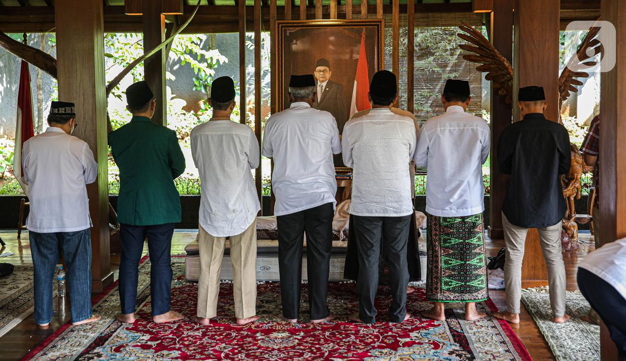 Suasana rumah duka mantan Wakil Ketua DPRD DKI Jakarta Mohamad Taufik di Pendopo Wisma Garuda, Jalan SD Lama, Pondok Ranggon, Jakarta Timur, Kamis (4/5/2023). (Liputan6.com/Faizal Fanani)