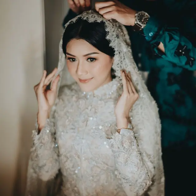 Pesona Cantik Natural Erina Gudono dengan Makeup Flawless di Momen Pengajian