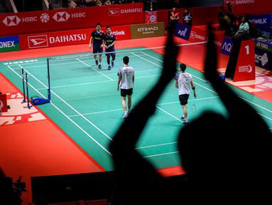 Ganda putra Indonesia, Hendra Setiawan/Mohammad Ahsan berhasil menaklukkan wakil Taiwan, Chiang Chien-Wei/Wu Hsuan-Yi pada babak 32 besar Indonesia Masters 2025 di Istora Senayan, Jakarta, Selasa (21/1/2025) sore WIB. (Bola.com/Bagas lazuardi)