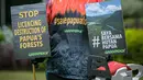 Aktivis Greenpeace menggelar aksi damai di Kementerian Lingkungan Hidup dan Kehutanan, Jakarta, Kamis (8/4/2021). Mereka menentang rencanan perusakan Hutan Papua yang masih ada di dalam areal perkebunan yang belum dirusak bisa dikembalikan kepada masyarakat adat Papua. (Liputan6.com/Faizal Fanani)