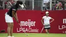 Lee Mi-hyang, dari Korea Selatan (Kanan) melihat Su Oh, dari Australia, memukul bola di lubang ke-17 pada hari terakhir Meijer LPGA Classic di Blythefield Country Club di Grand Rapids, Mich, (18/6). (Mike Clark / Grand Rapids Press via AP)