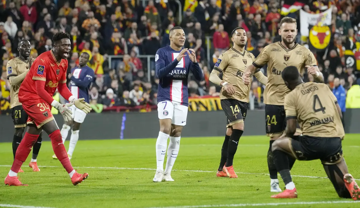 Dengan kekalahan pertamanya ini, PSG tetap ada di puncak klasemen Liga Prancis dengan nilai 44 dari 17 laga. Namun, PSG kini hanya terpaut empat poin saja dari Lens. (AP Photo/Thibault Camus)