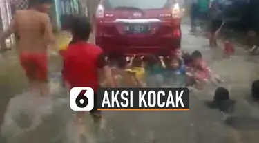 Mereka tengah menghibur diri dengan membiarkan tubuhnya ditarik mobil hingga mengapung dan meluncur di jalanan banjir.