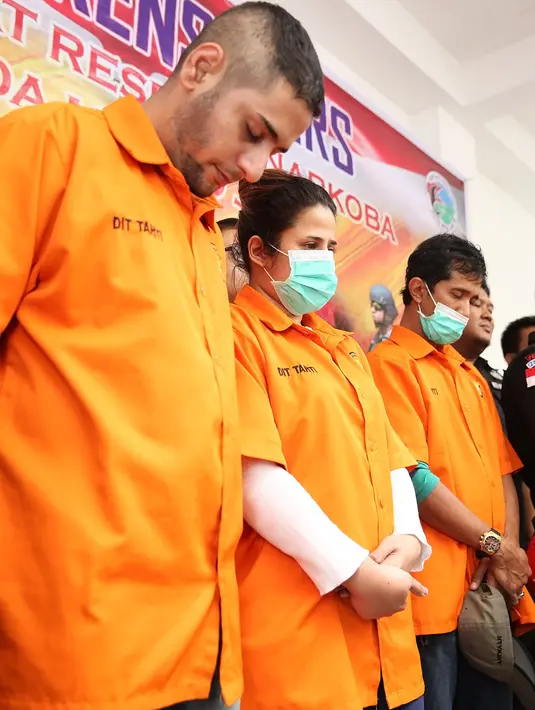 "Dilakukan penangkapan, masuk ke rumahnya, kami lakukan penggeledahan badan. Lalu kami lakukan penggeledahan di kamar D di sebelah," kata Kombes Pol Argo Yuwono, Kabid Humas Polda Metro Jaya di Dir Narkoba Polda Metro Jaya. (Bambang E Ros/Bintang.com)