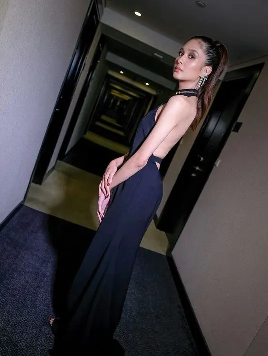 <p>Saat mengenakan gaun warna hitam, kecantikan Mikha pun kebanjiran pujian. [Foto: instagram.com/miktambayong]</p>