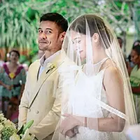 Momen pernikahan Chicco dan Putri tampak begitu sakral. Terlebih dengan nuansa putih pada busana yang mereka kenakan. Putri sangat cantik dengan gaun putihnya, dan Chicco tampan dengan setelan jas putih tulang. (Instagram/mrandmrsjerikho)