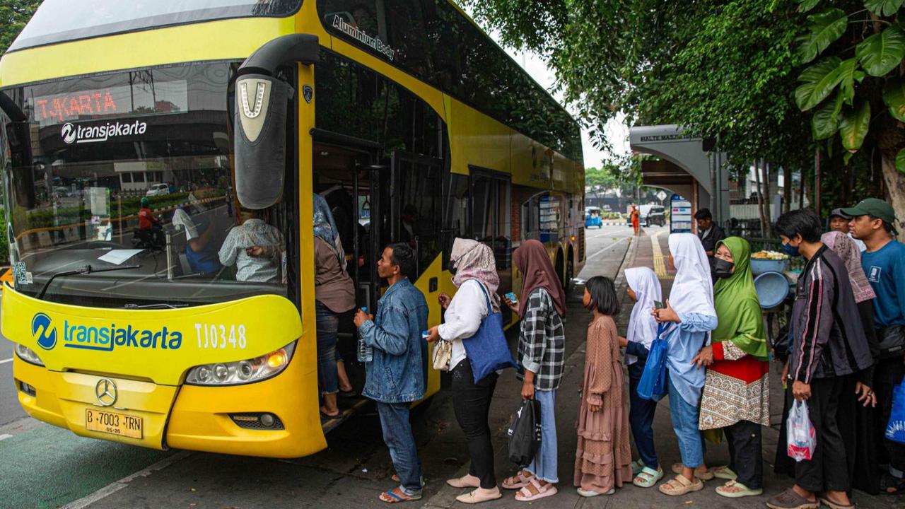 Wisata dengan bus tingkat gratis Trasjakarta.<br>
