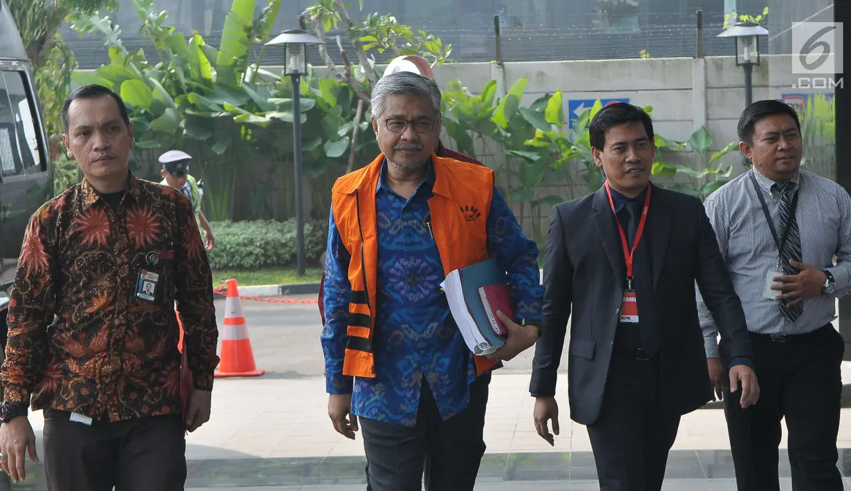 Gubernur Sulawesi Tenggara Nur Alam mengenakan rompi tahanan KPK berjalan memasuki gedung KPK, Jakarta, Jumat (21/7). Dalam perkara ini, Nur Alam diduga melakukan penyalahgunaan wewenang sehingga memperkaya diri sendiri. (Liputan6.com/Helmi Afandi)