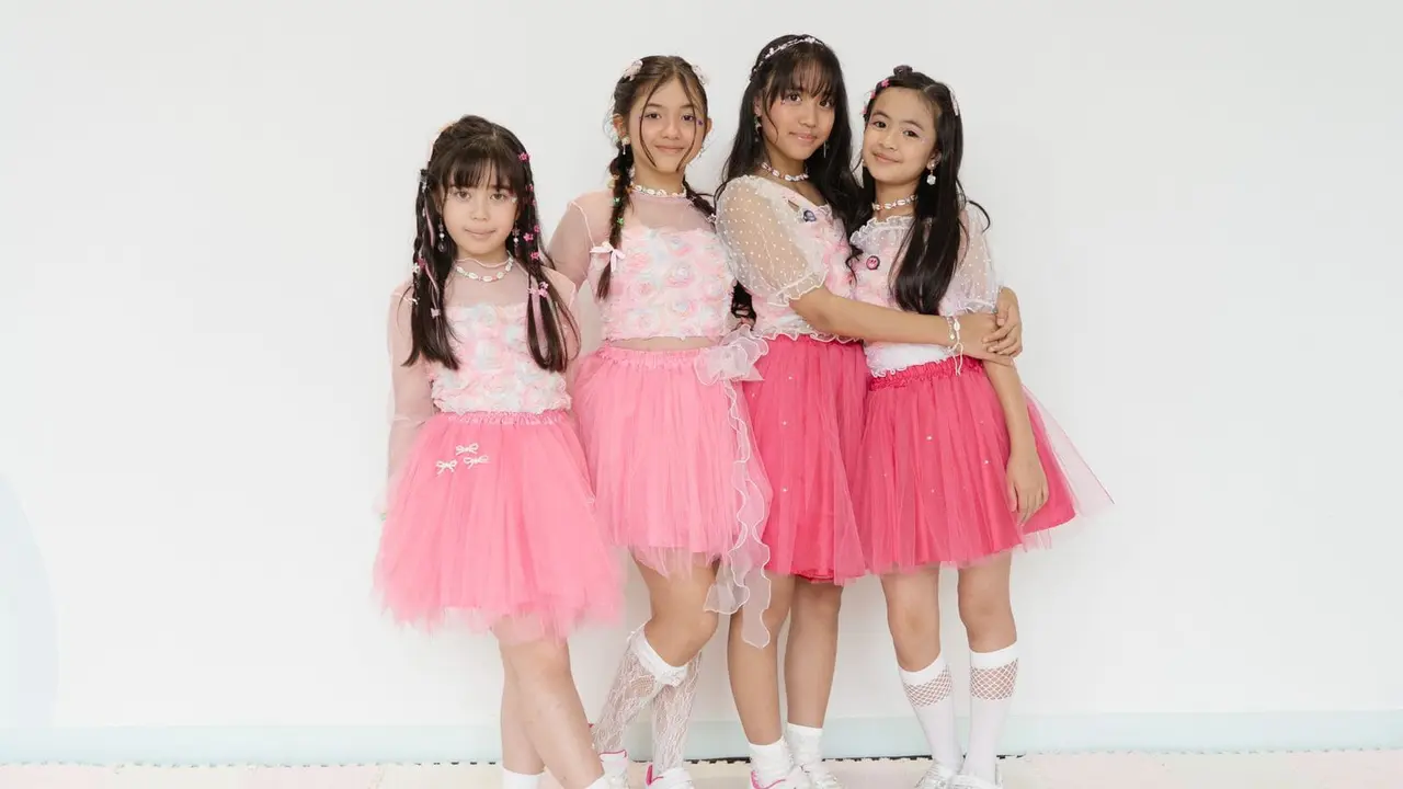 Keempat member Glitter pada acara perilisan lagu "Jangan Lupain Kita"