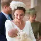 Kate Middleton menggendong Pangeran Louis setibanya pada acara pembaptisan di Chapel Royal, St. James Palace, London, Senin (9/7). Pangeran Louis muncul secara resmi untuk pertama kalinya pada hari pembaptisannya. (Dominic Lipinski/Pool via AP)