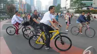  Jokowi didampingi oleh Dan Paspampres Mayjen Andika Perkasa serta sejumlah paspampres saat bersepeda di kawasan Car Free Day, Jakarta, Minggu (23/11/2014) (Liputan6.com/Herman zakharia)