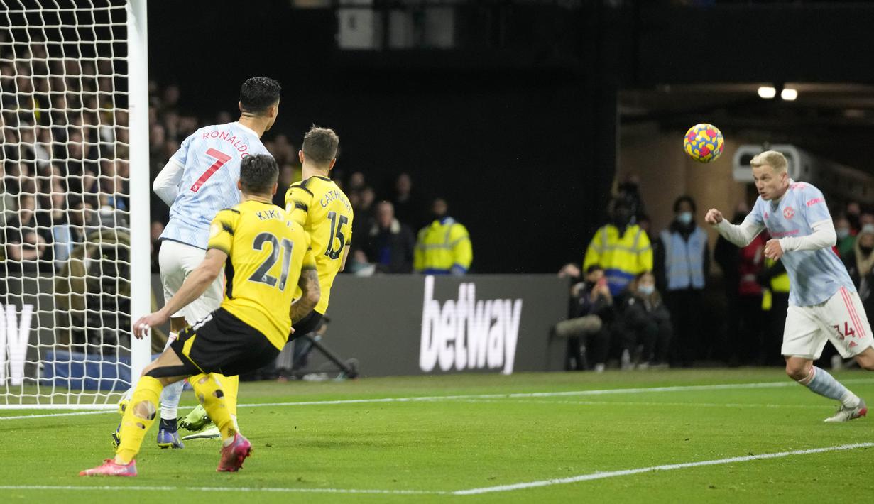 Benar saja, Van de Beek sukses mencetak gol lewat sundulan jarak dekat memanfaatkan umpan terukur Cristiano Ronaldo di menit 50'. (AP Photo/Frank Augstein)