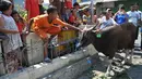 Warga melihat sapi kurban pemberian Polda Metro Jaya, Jakarta, Rabu (23/9/2015). Sapi kurban tersebut untuk warga Kampung Rawa dan warga Tanah Tinggi 12 (Liputan6.com/Gempur M Surya)