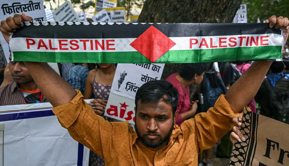 Saat berunjuk rasa, para aktivis meneriakkan yel-yel mendukung kemerdekaan Palestina. (Arun SANKAR/AFP)