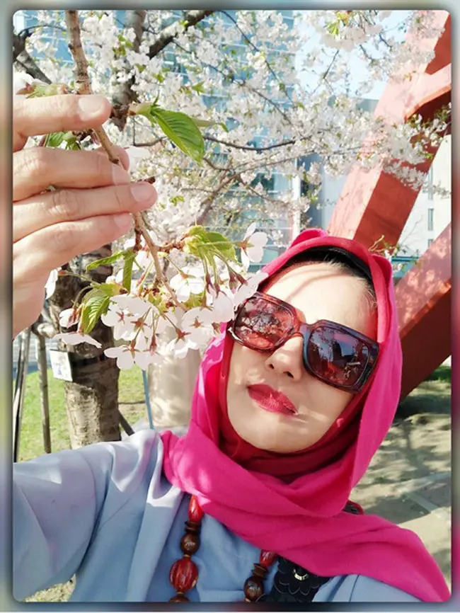 "Terharuuuu... mau nangis rasanya menyentuh Sakura putih ini," tulis marissahaque yang pandangannya tertuju pada bunga sambil memegang tangkainya pada bunga yang jarang mekar tersebut. (Instagram/marissahaque)