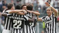 Pemain Juventus lakukan selebrasi usai  Pirlo cetak gol (MARCO BERTORELLO / AFP)