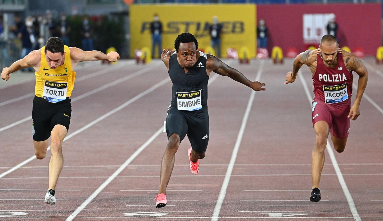 Akani Simbine (tengah) hanya mampu meraih posisi lima pada nomor 100 meter ketika Olimpiade Rio 2016 lalu. Setahun kemudian, Ia juga hanya mampu meraih posisi lima pada Kejuaraan Dunia. Namun penampilannya patut dinantikan pasca absenya Usain Bolt di Olimpiade Tokyo 2020. (Foto: AFP/Vincenzo Pinto)