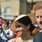 Pangeran Harry dan Meghan Markle menghadiri pesta kebun Istana Buckingham di London, Selasa (22/5). Meghan Markle meninggalkan tampilan rambut messy bun andalannya, untuk beralih gaya rambut sleek dengan bun di samping. (Dominic Lipinski/Pool via AP)