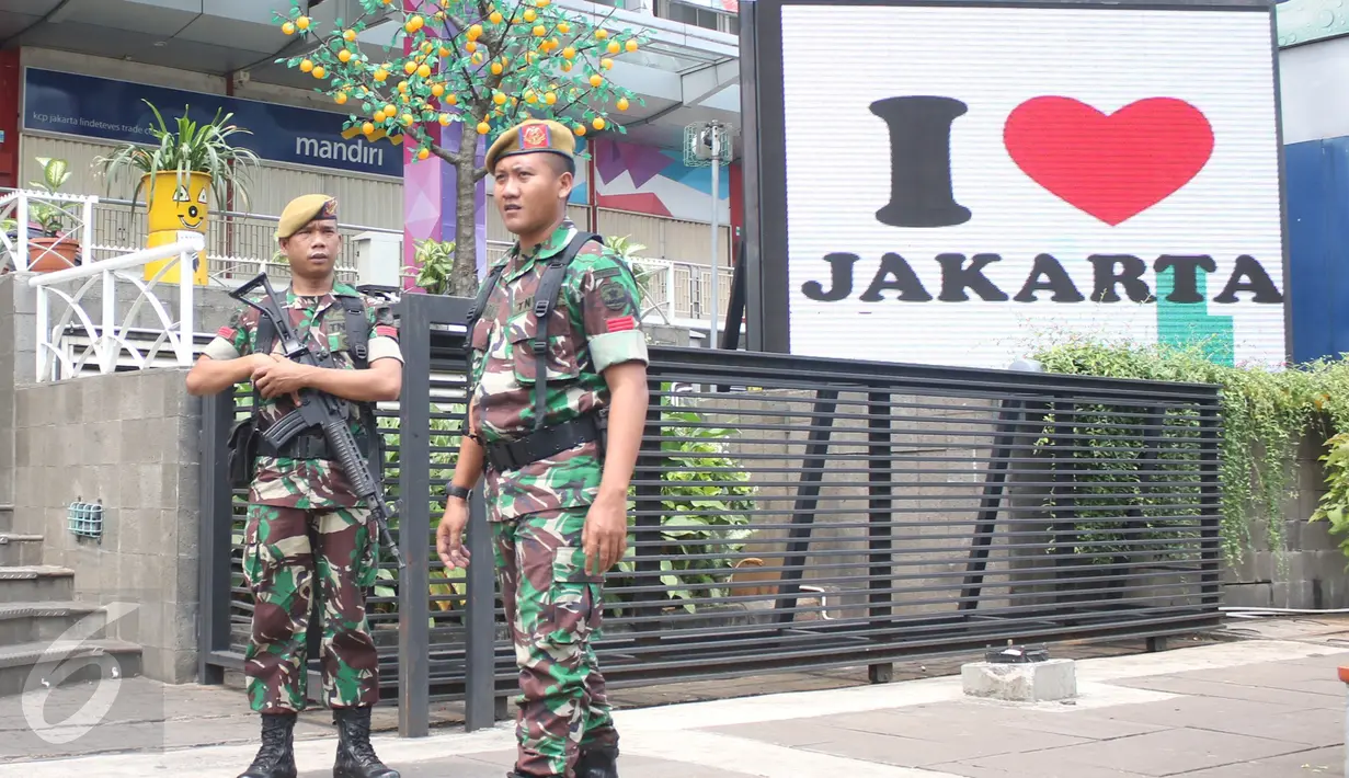 TNI melakukan penjagaan di sebuah pusat perbelanjaan di Glodok, Jakarta, Rabu (15/4). Pengamanan tersebut dilakukan untuk menjaga keamanan dalam Pilkada DKI Jakarta putaran ke 2. (Liputan6.com/Angga Yuniar)
