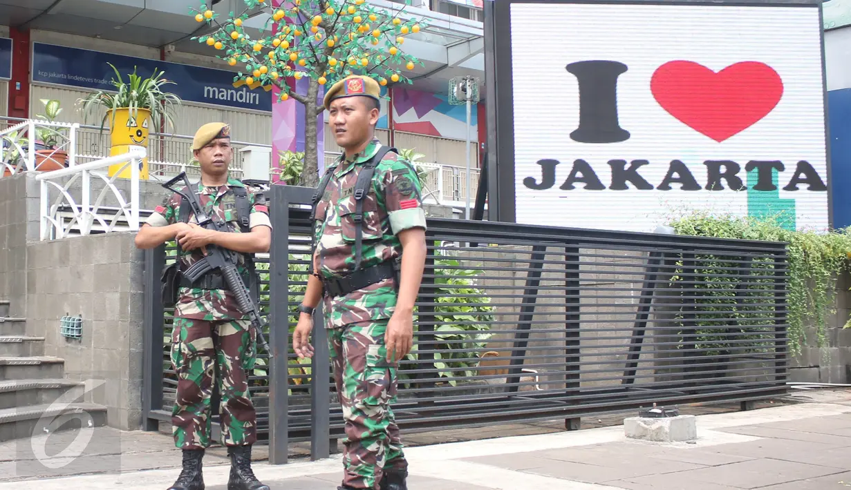 TNI melakukan penjagaan di sebuah pusat perbelanjaan di Glodok, Jakarta, Rabu (15/4). Pengamanan tersebut dilakukan untuk menjaga keamanan dalam Pilkada DKI Jakarta putaran ke 2. (Liputan6.com/Angga Yuniar)