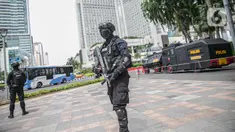 Petugas Brimob dengan senjata lengkap berjaga di kawasan Bundara HI, Jakarta, Kamis (24/12/2020). Jelang malam Natal dan perayaan Tahun Baru, pengamanan Ibu Kota diperketat untuk menjamin keamanan dan kenyamanan masyarakat. (Liputan6.com/Faizal Fanani)