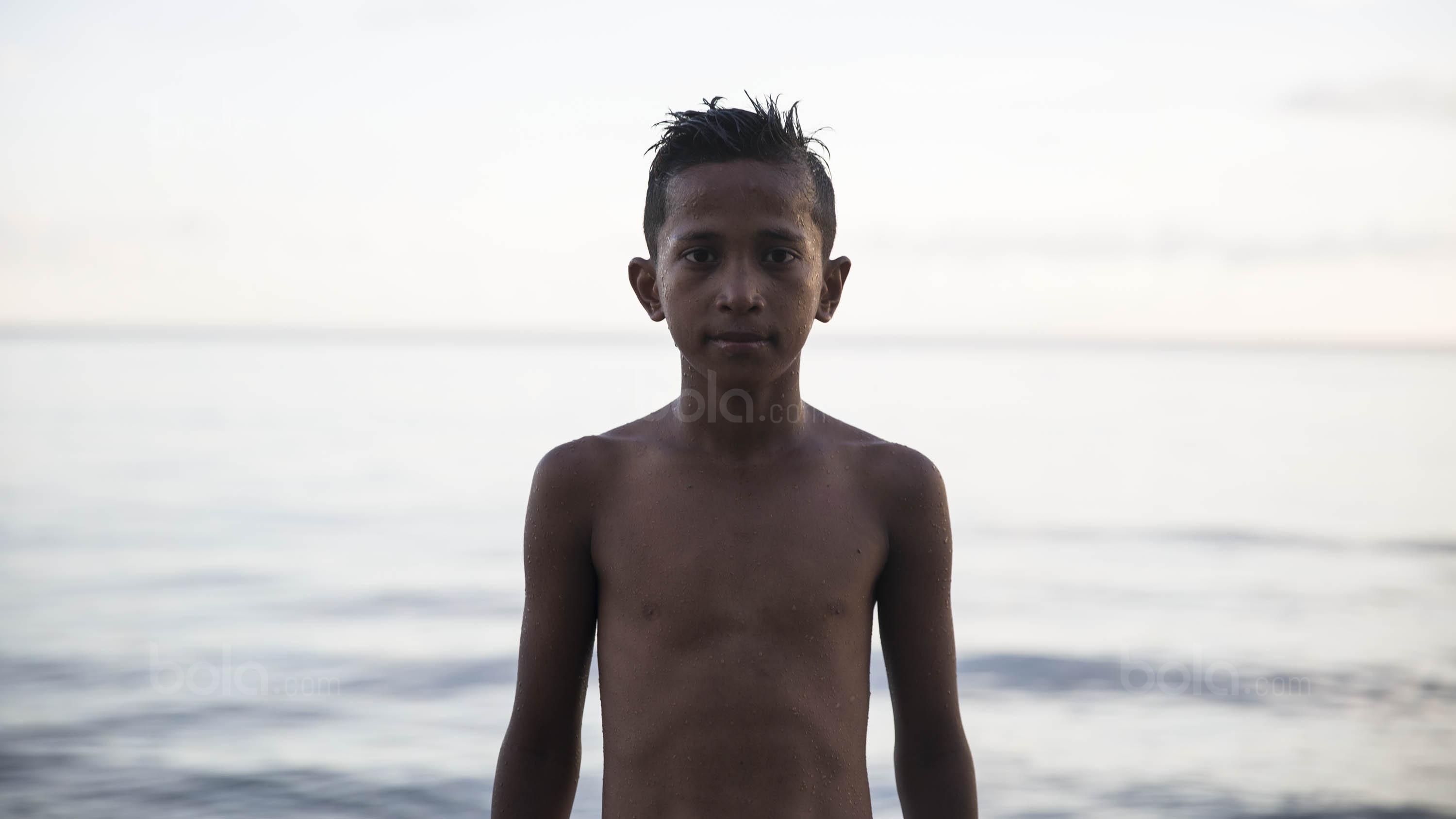 	Pesepak bola Tulehu Putra, Saleh Pary, usai latihan di tepi Pantai Tial, Tulehu, Selasa (14/11/2017). (Bola.com/Vitalis Yogi Trisna)