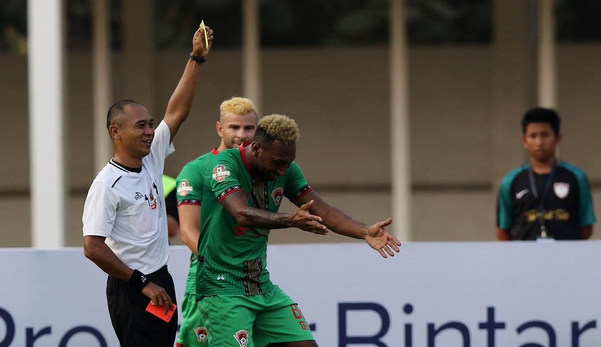 Wanggai berusaha mengingatkan wasit dengan menunjuk ke arah kartu yang berwarna merah tersebut. (Bola.com/M Iqbal Ichsan)