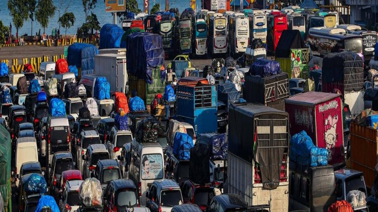 Terlihat kondisi Pelabuhan Merak yang dipadati ribuan kendaraan yang mengantre masuk ke dalam kapal. Foto: Liputan6.com / Angga Yuniar