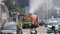 Tidak hanya di Jalan MH Thamrin, penyemprotan serupa juga dilakukan di sejumlah titik strategis di Jakarta. (merdeka.com/Arie Basuki)