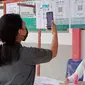 Para siswa menggunakan aplikasi PeduliLindungi sebelum masuk ke lingkungan sekolah di wilayah perbatasan RI-Filipina.