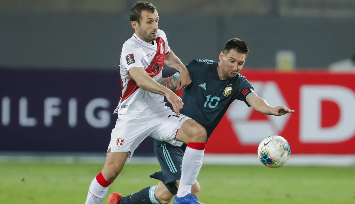 Penyerang Argetina, Lionel Messi, berebut bola dengan gelandang Peru, Horacio Calcaterra, pada laga kualifikasi Piala Dunia 2022 zona CONMEBOl di Estadio Nacional de Lima, Rabu (18/11/2020) pagi WIB. Argentina menang 2-0 atas Peru. (AFP/ Daniel Apuy/pool)