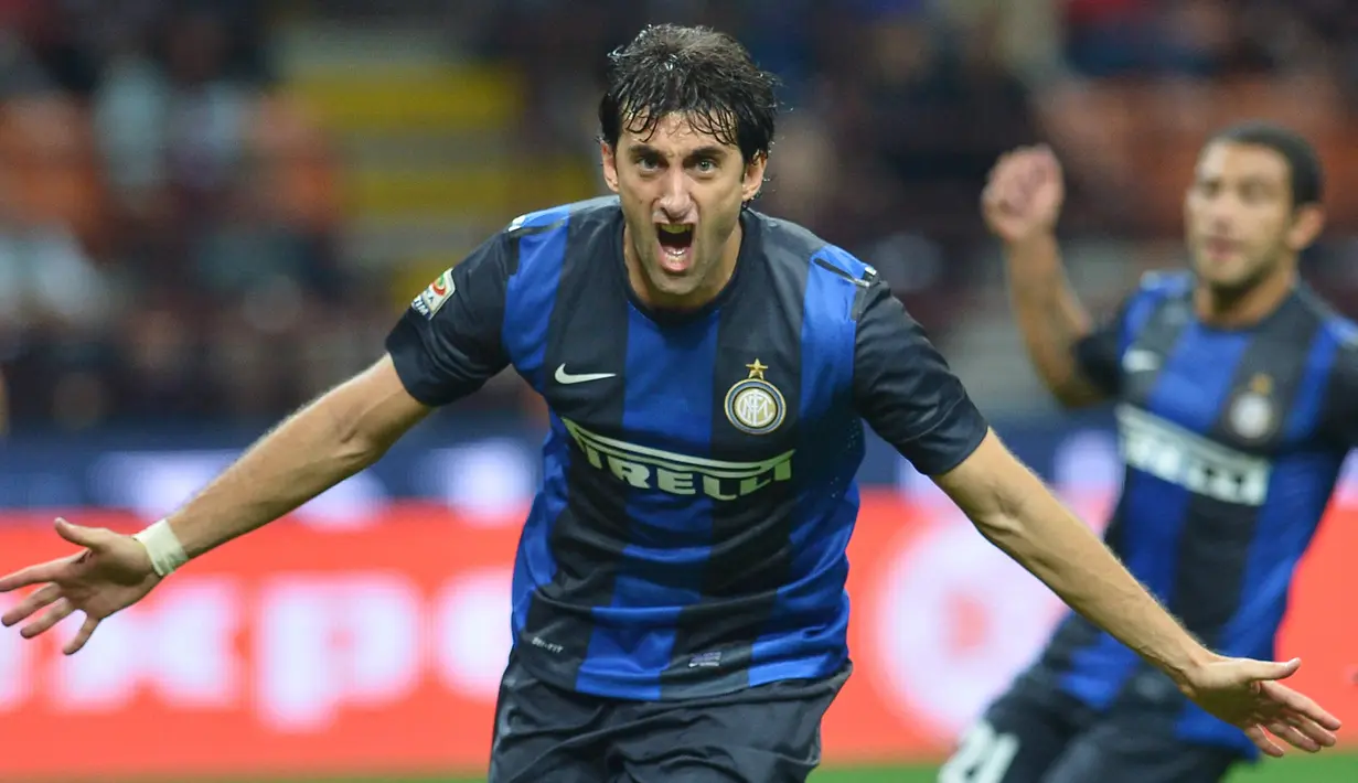Diego Milito. Striker Argentina berusia 42 tahun yang pensiun di Racing Club pada Juli 2016 ini mampu menjadi top skor Inter Milan di dua musim Liga Italia, 2009/2010 dan 2011/2012. Ia mampu mencetak 22 dan 24 gol di dua musim tersebut. (AFP/Alberto Pizzoli)