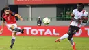 Pemain Mesir, Abdallah Kata (kiri) menendang bola melewati pemain tengah Uganda Khalid Aucho saat Piala Afrika 2017 di Port-Gentil pada 21 Januari 2017. (AFP PHOTO / Justin Tallis)