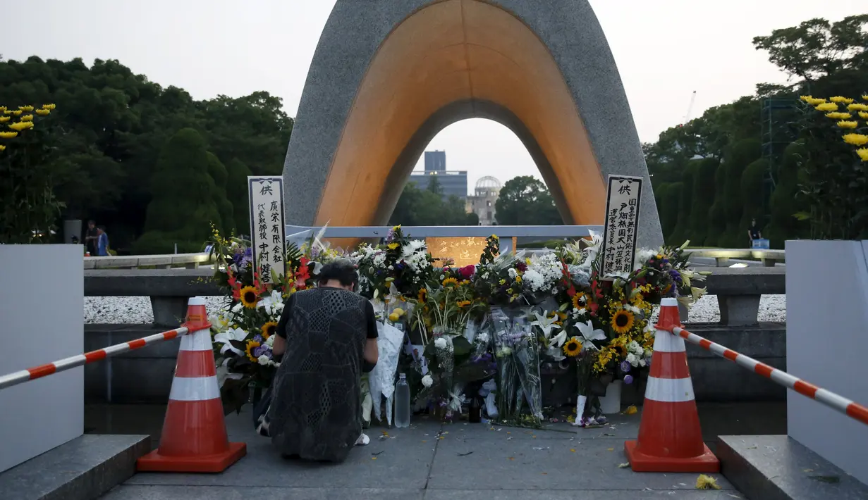 Seorang wanita berdoa untuk para korban bom atom di depan cenotaph pada saat peringatan 70 tahun jatuhnya bom atom di Hiroshima, Jepang (6/8/2015). 140.000 penduduk Jepang tewas akibat Bom Atom. (REUTERS/Toru Hanai)