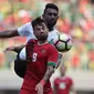 Gelandang Timnas Indonesia, Stefano Lilipaly, berjibaku pada laga uji coba melawan Fiji di Stadion Patriot, Bekasi, Sabtu (2/9/2017). (Liputan6.com/Helmi Fithriansyah)