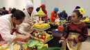 Peserta mempercantik tumpenya saat mengikuti Lomba Menghias Tumpeng di Museum Nasional, Jakarta, Sabtu (22/4). Kegiatan ini bertujuan untuk mengajak masyarakat untuk mencintai budaya Indonesia. (Liputan6.com/Fery Pradolo)