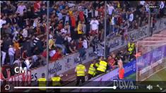 Gelandang Barcelona Ivan Rakitic memberikan jersey dan sepasang sepatunya kepada fans Sevilla usai pertandingan yang berakhir imbang 2-2, Minggu (13/4/2015) dinihari WIB.