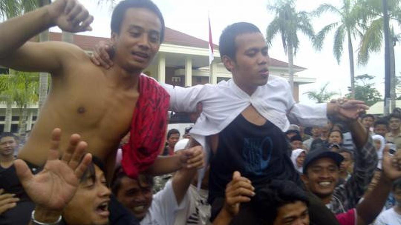 Divonis bebas, 2 terdakwa kasus bambu diarak ratusan warga