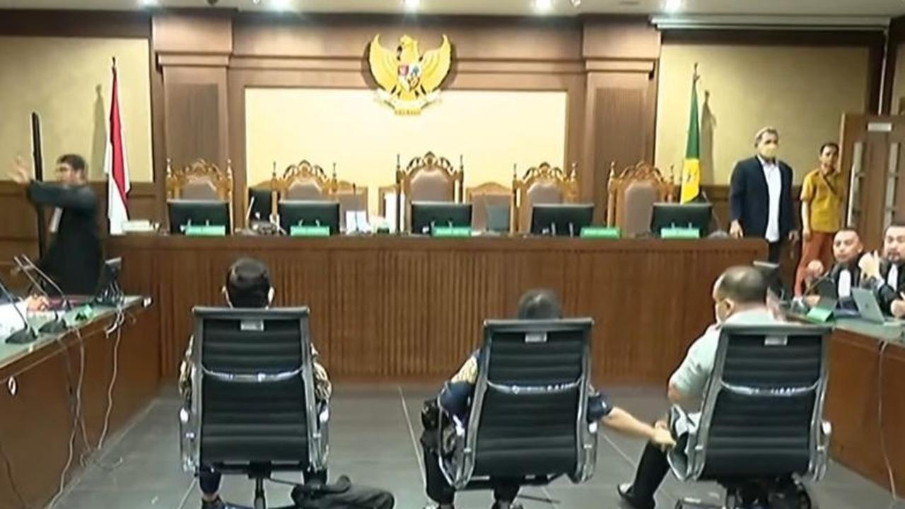 <i>"Saya memang memberikan kontak untuk memberikan uang tersebut ke Pak Irwan, tapi rasanya beberapa nama saya juga udah lupa, karena bukan hanya satu kali pemberian,"</i> ungkap Yusrizki.<br>