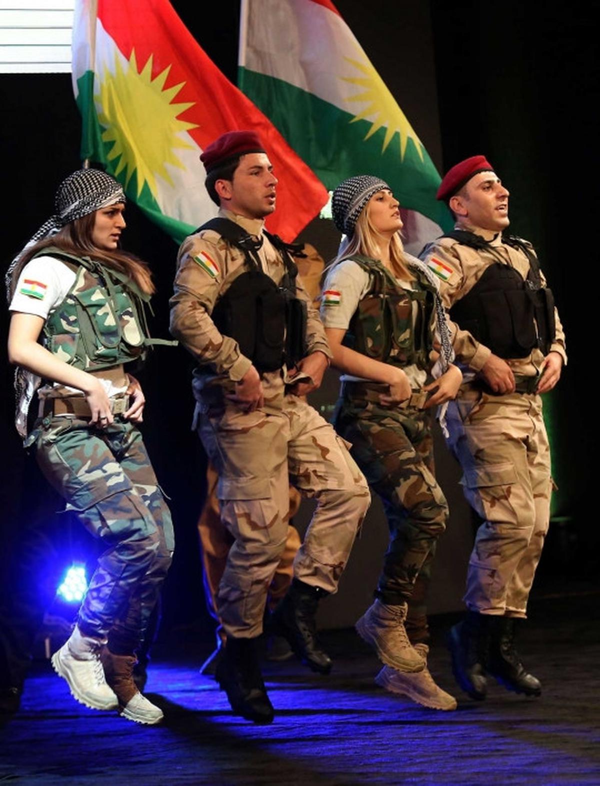 Aksi tentara Kurdi cantik di Festival Film Dohuk Internasional